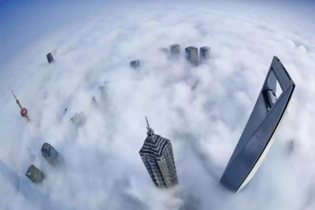 Imagen de Shangai bajo una capa de nubes bajas