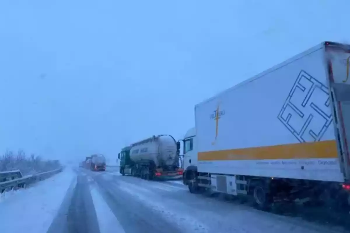 Imagen de una carretera colapsada por la nieve en Burgos