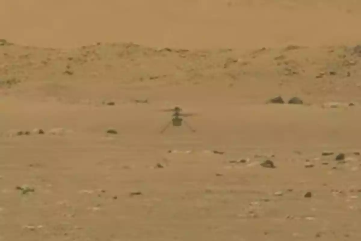 Imagen del helicóptero 'Ingenuity' volando en Marte