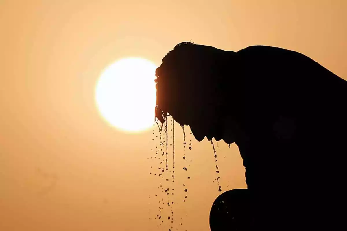 Imagen de una persona sudando en plena ola de calor