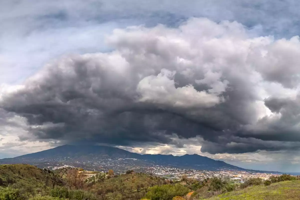 Imagen de un dia con nubes en la Sierra de Mijas