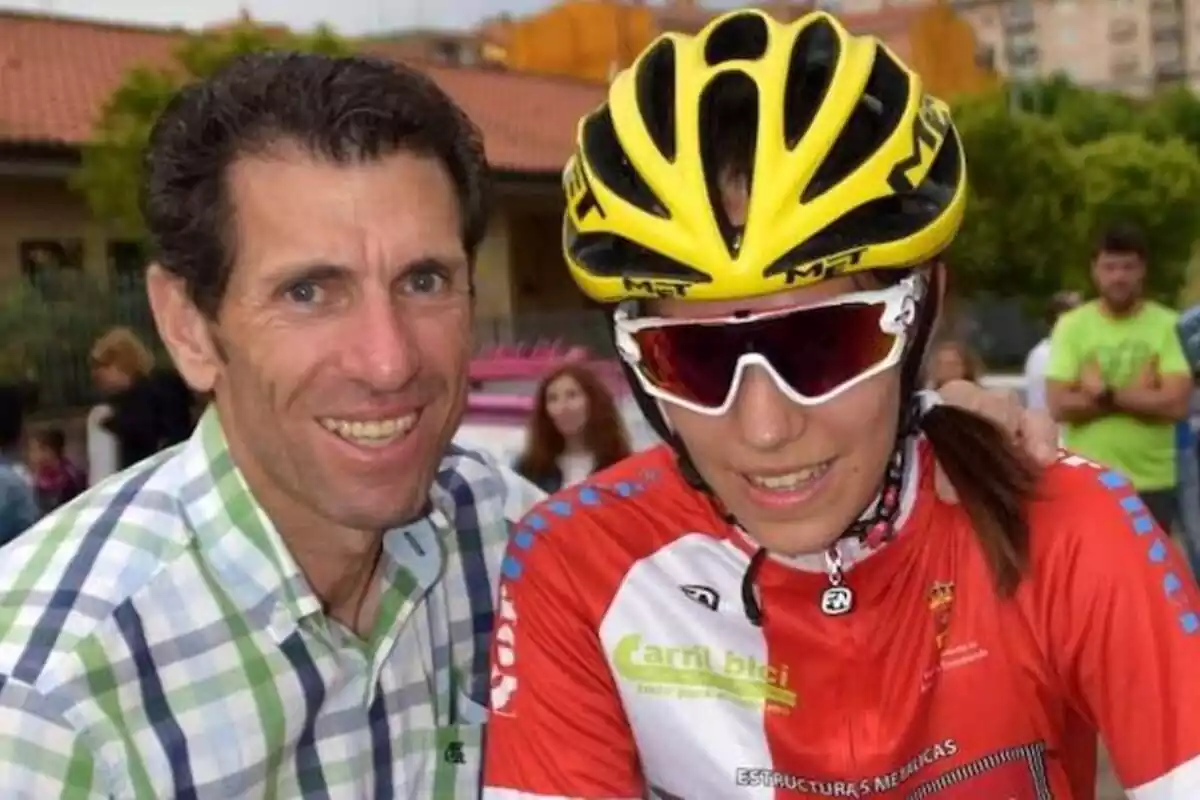 Foto de la ciclista Estela Domínguez y su padre, Juan Carlos Domínguez