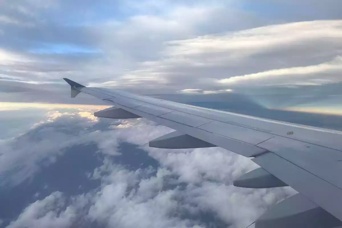 Ala de avión entre nubes