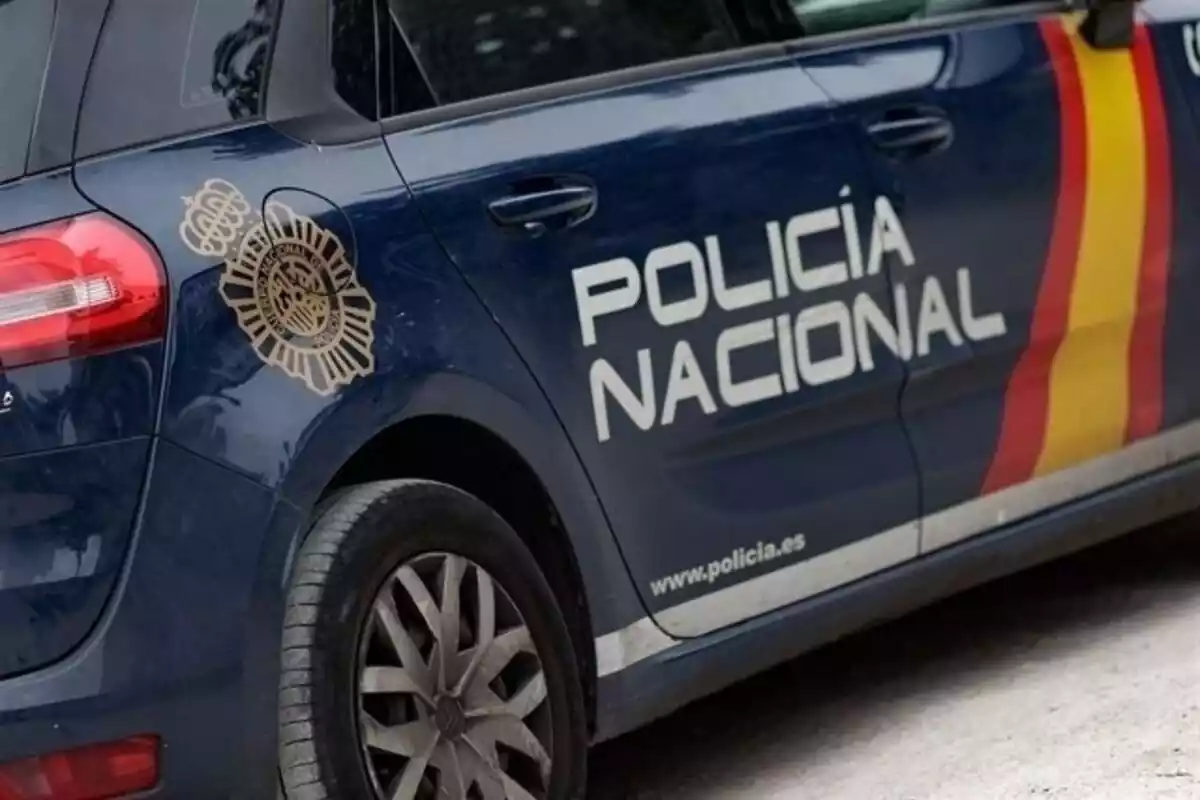 Un coche de la Policía Nacional con el logo del cuerpo y la bandera española
