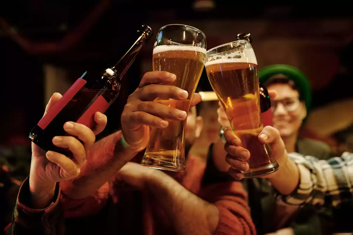 Un grupo de chicos bebiendo cerveza en un bar