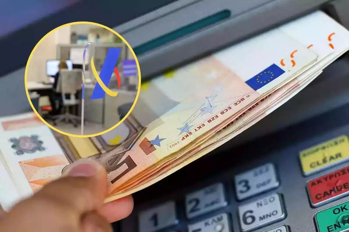 Montaje de un primer plano de unos dedos sacando billetes de un cajero junto a una imagen en un marco de la Agencia Tributaria Montaje de un primer plano de unos dedos sacando billetes de un cajero junto a una imagen en un marco de la Agencia Tributaria
