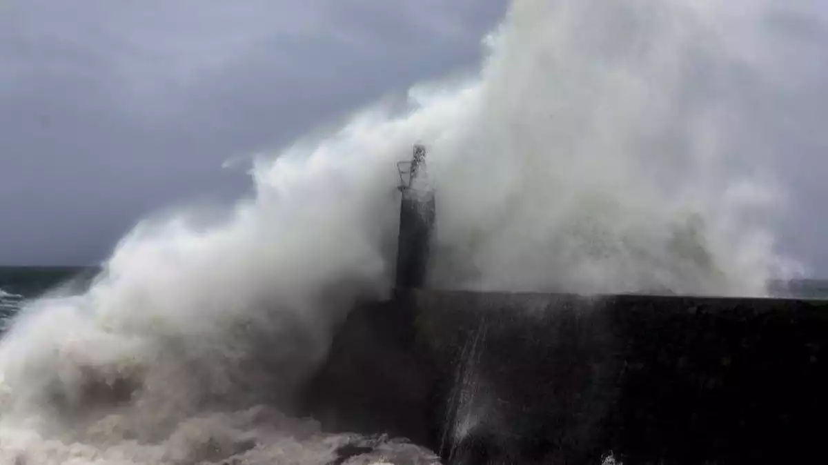 Imagen de las olas del temporal golpeando contra el espigón