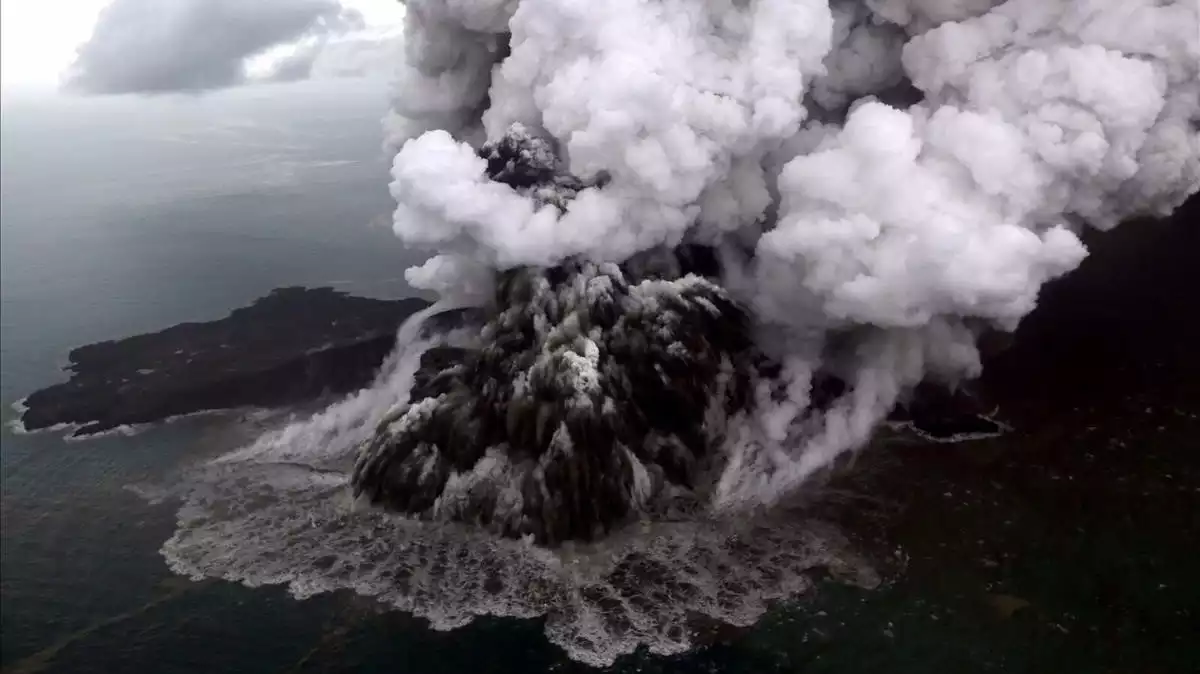 Una erupción submarina en el Cinturón del Fuego del Pacífico ha lanzado una isla flotante hacia Australia