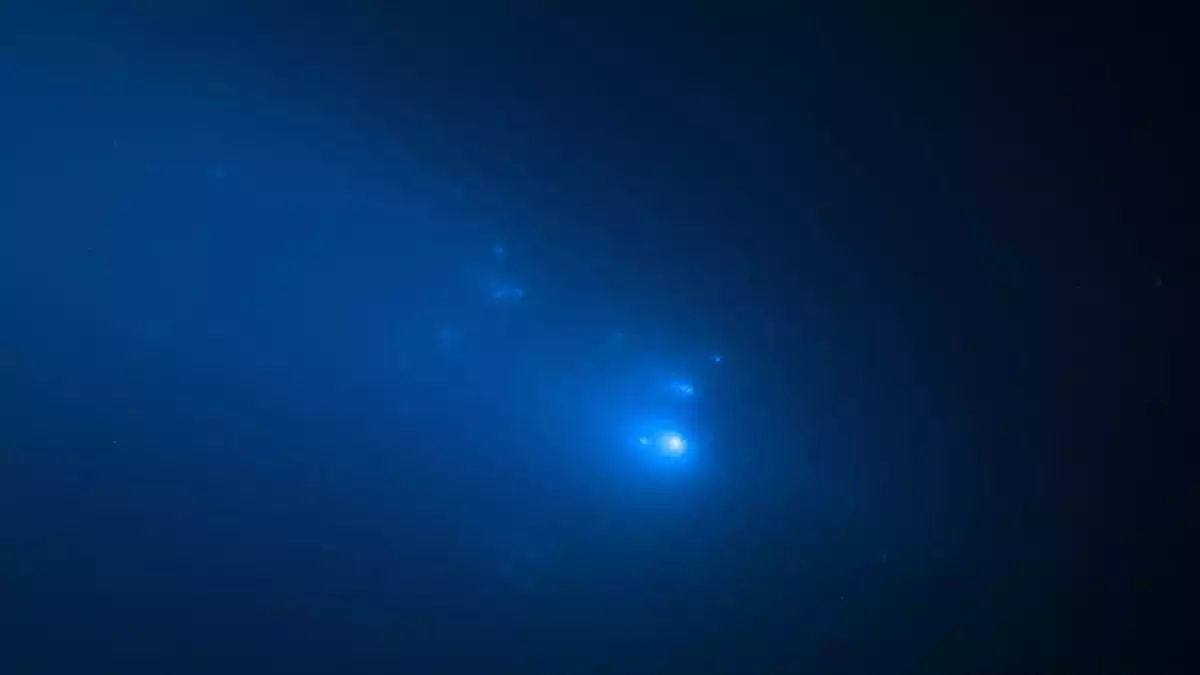 Imagen de la desintegración del cometa Atlas vista desde el telescopio Hubble