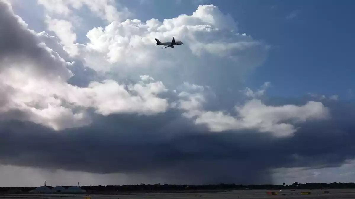 Imagen de una tormenta en el aeropuerto de Barcelona
